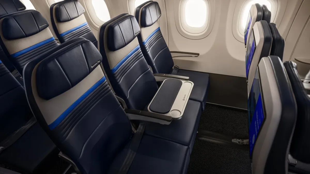 United Airlines Economy Plus seats with a fixed table replacing the middle seat.