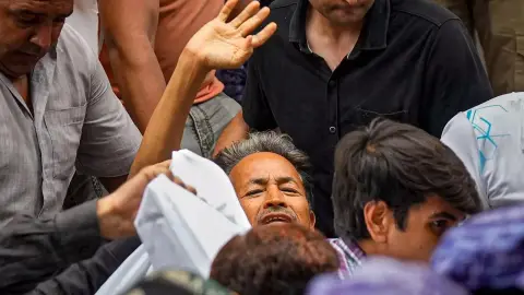 Sonam Wangchuk surrounded by supporters during the CJP protest period