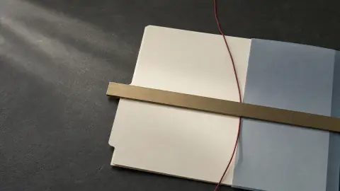 A portfolio folder and hedge layer arranged around a market-threshold line